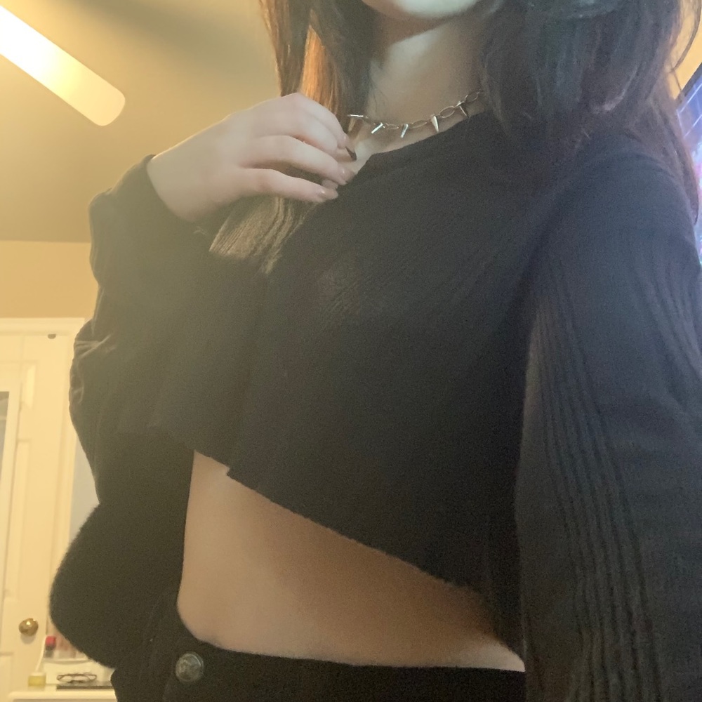 comfortable long sleeved black top 🖤☁️